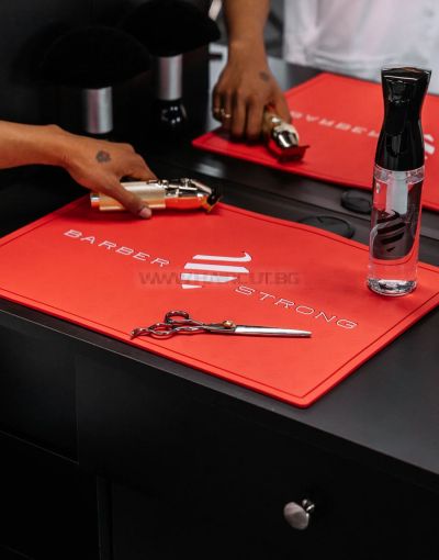 BARBER STRONG THE BARBER MAT RED - ОРГАНАЙЗЕР ЗА БРЪСНАРСКИ ИНСТРУМЕНТИ, ЧЕРВЕН С ЛОГО