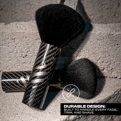 THE BARBER DUSTER - ЧЕТКА ЗА ПОЧИСТВАНЕ НА ВРАТ, ЧЕРНА/КАРБОН С ЛОГО